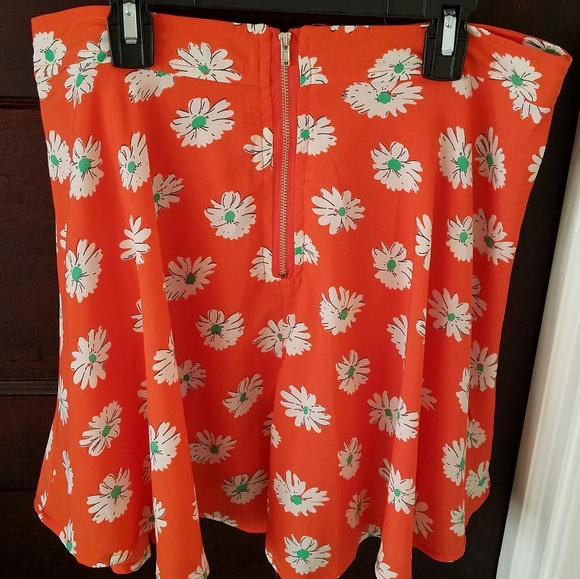 Cute orange flouncy skirt in great condition - Picture 5 of 6